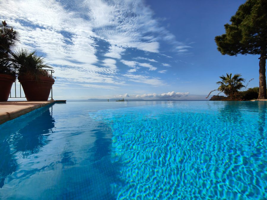 Pool to the horizon